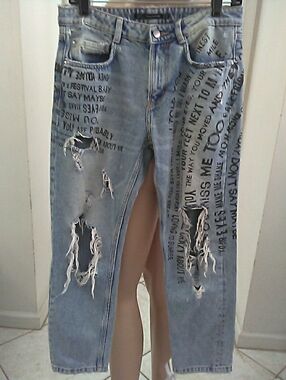LK NW. ZARA SUPER COOL Light Wash Distressed Graphic Jeans SZ. 2 BAGGY STYLE